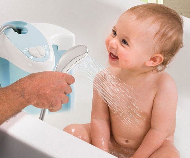 Tắm nước nóng bằng vòi hoa sen cho trẻ rất dễ gây ảnh hưởng đến làn da non nớt của trẻ. Ảnh minh họa. 