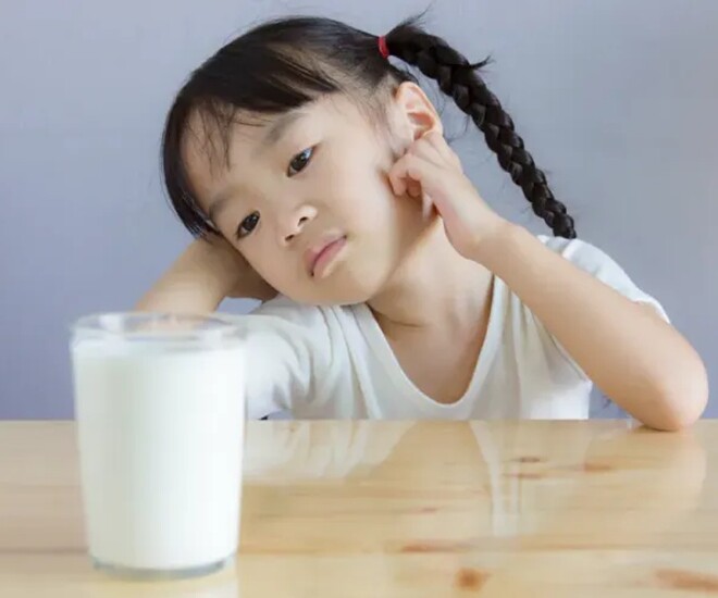 Có rất nhiều nguyên nhân khiến trẻ lười uống sữa, nhất là vào mùa đông. Ảnh minh họa. 