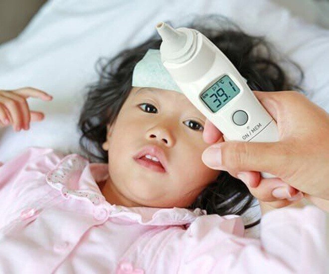 Dấu hiệu điển hình của bệnh tay chân miệng là sốt và các vết loét, mụn nước trên tay-chân-miệng.  Ảnh minh họa. 