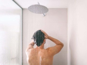 Tắm đêm rồi ngủ điều hòa khiến nam thanh niên 23 tuổi nhập viện: Bác sĩ cảnh báo điều tuyệt đối tránh khi trời trở lạnh