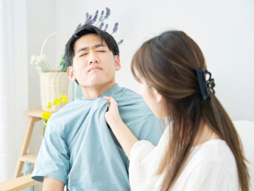 Đi đá bóng về cũng bị vợ mắng, vợ đập điện thoại dù đang nhắn tin công việc, chồng phải nhập viện tâm thần