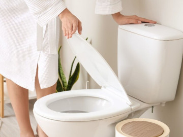 Sức khỏe - Thói quen đi vệ sinh nào dễ mắc bệnh, tàn phá đường tiêu hóa, điều số 1 cả nam và nữ rất hay mắc phải?