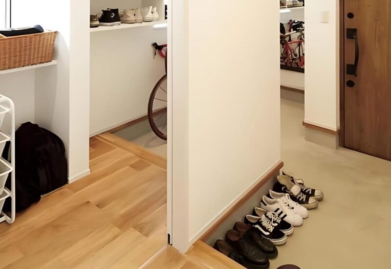 3. Sảnh kép với hai lối đi được xem như “chuẩn mực giáo khoa”. Lối đi và khu vực phân chia rõ ràng, biến sảnh không chỉ là cánh cửa mà còn là ranh giới giữa cuộc sống bên trong và thế giới bên ngoài.