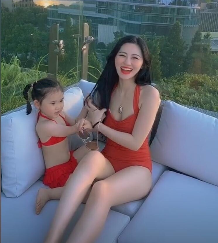 Viện Viện và con gái.