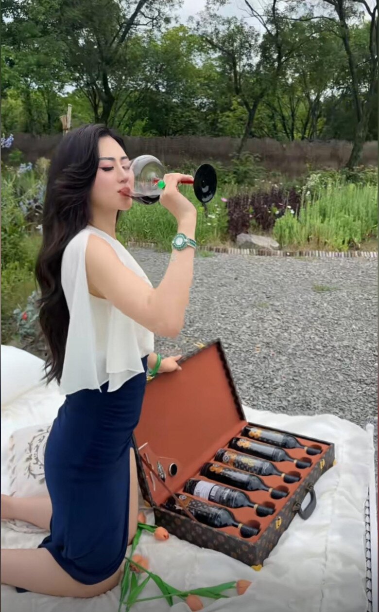 Trước đây Viện Viện là nhân viên bán rượu.