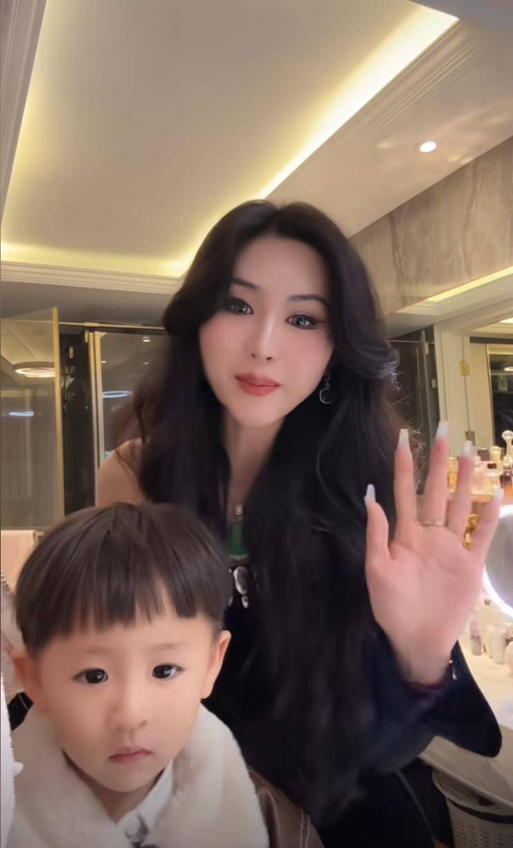 Viện Viện và con trai.