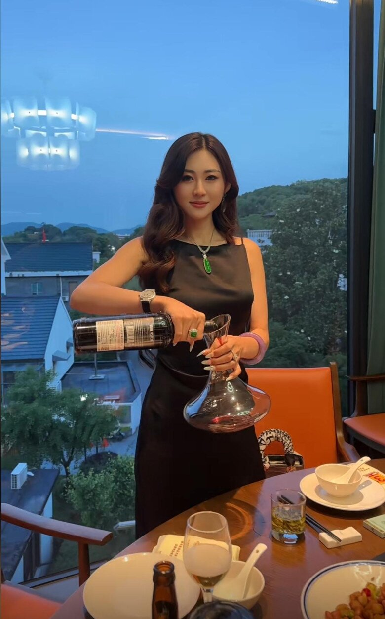 9X cưới chồng hơn 32 tuổi được cho 370 triệu tiêu vặt mỗi tháng, chồng mạnh tay tặng 2 xe sang cùng biệt thự 75 tỷ đồng - 2