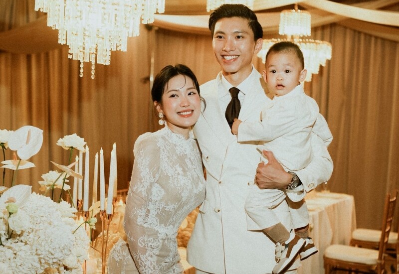 Gia đình Đoàn Văn Hậu mới chuyển về căn nhà mới tại Hà Nội được vài tháng. Căn biệt thự gây ấn tượng không chỉ bởi kiến trúc hiện đại, không gian mở, thiết kế tinh tế đến từng chi tiết, mà còn bởi đây là tổ ấm chứa đựng nhiều tâm huyết và dấu ấn riêng của cặp đôi.