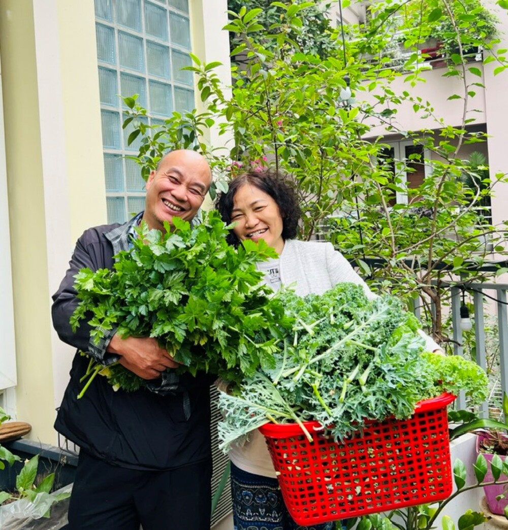 Bác sĩ Đông y Hà Nội chi gần 100 triệu trồng rau nuôi cá trên sân thượng: Rau xanh tốt, hoa nở rực rỡ 4 mùa - 1