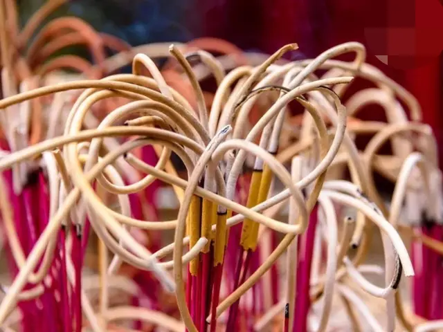 Luôn thắp nhang số lẻ để được may mắn.