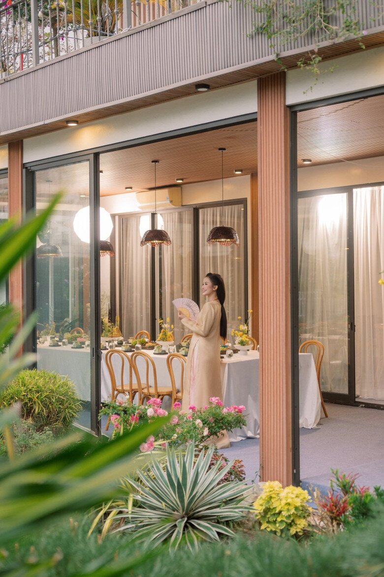 img src/upload/4-2025/images/phuongnth/ben-trong-biet-thu-nha-vuon-cua-chong-a-hau-huong-ly-cay-co-thu-tien-ty-ho-ca-koi-va-cau-do-dep-nhu--_9_5_n-1765035558-76-width780height1040.jpg /