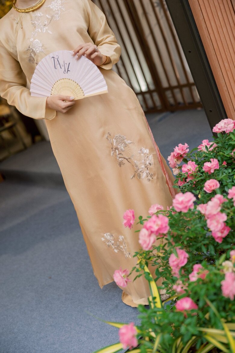 Hoa hồng khoe sắc rực rỡ trong vườn nhà.