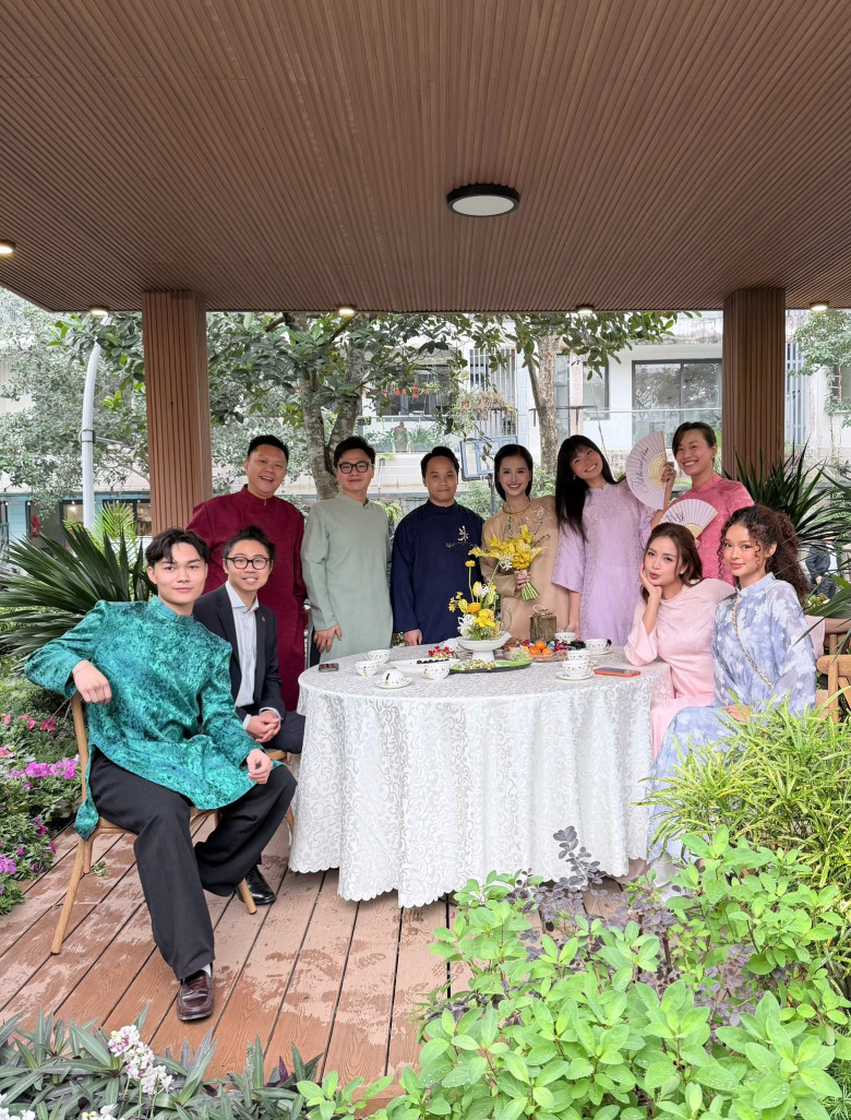 Đi sâu vào sân vườn, một căn chòi nhỏ với tông màu trắng – nâu, cùng tông chủ đạo của căn nhà, được dựng để gia đình ngồi thư giãn, uống trà hoặc đọc sách. 