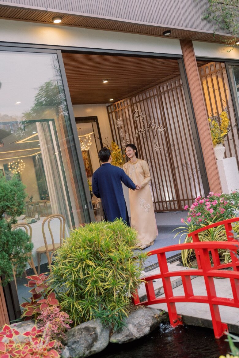 img src/upload/4-2025/images/phuongnth/ben-trong-biet-thu-nha-vuon-cua-chong-a-hau-huong-ly-cay-co-thu-tien-ty-ho-ca-koi-va-cau-do-dep-nhu--_4_2_n-1765035752-249-width780height1170.jpg /