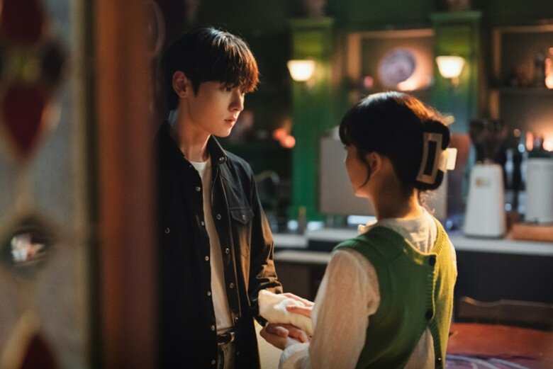 Tôi nhìn anh, bỗng cảm thấy người trước mặt xa lạ quá. (Ảnh minh họa)