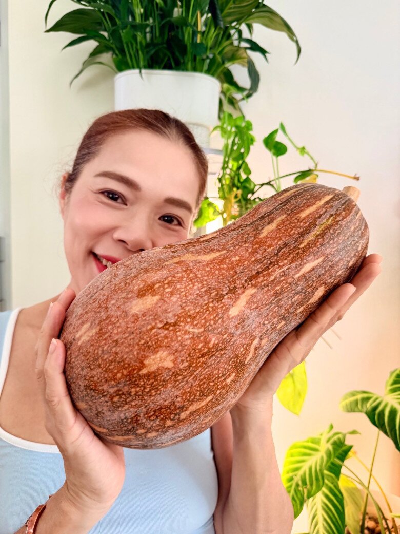 Quả bí đỏ hồ lô nặng hơn 4kg được thu hoạch từ vườn nhà nữ ca sĩ.