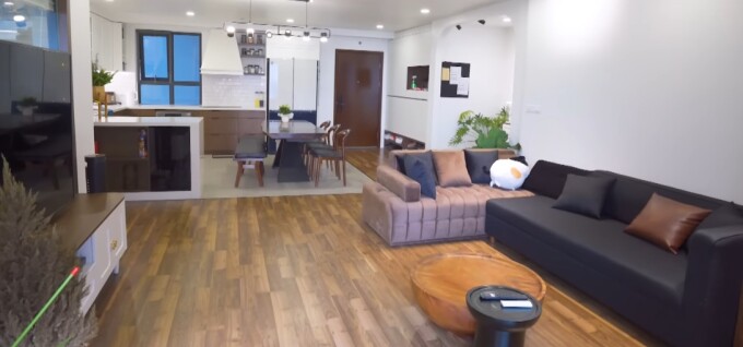 Không gian phòng khách trước khi cải tạo trông tối, chật hẹp và kém sang hơn hẳn.