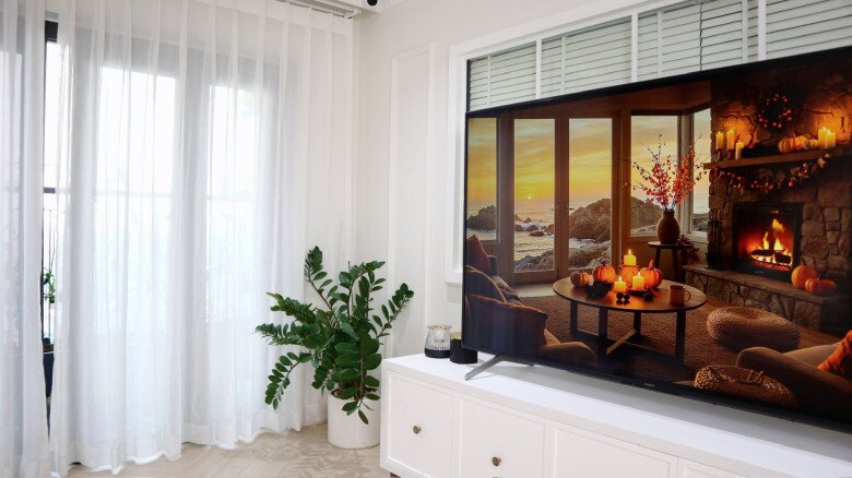 Cạnh tivi ở phòng khách, vợ chồng cô đặt một chậu cây kim tiền để tô điểm thêm cho không gian sống. 