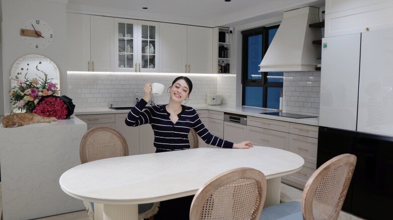 Bàn ăn cũng thay bằng bàn màu trắng cho hòa hợp với ngôi nhà.