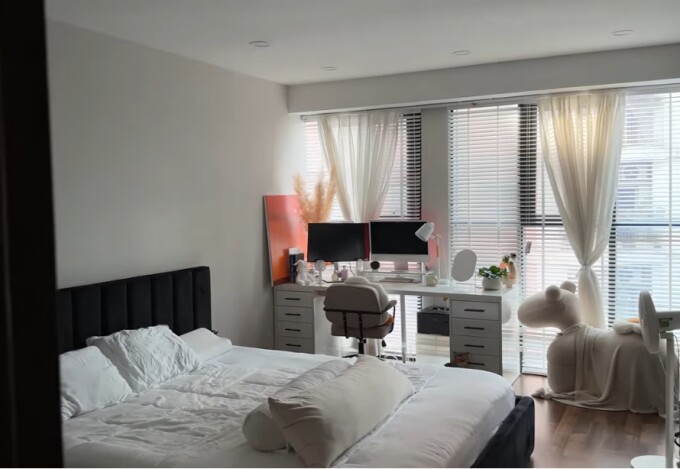 Hiện tại, không gian phòng ngủ mang đậm hơi hướng tối giản, dễ thương theo phong cách Hàn Quốc. Dù diện tích chỉ khoảng 15m², căn phòng vẫn được bố trí khoa học, gọn gàng và bắt mắt hơn trước rất nhiều.