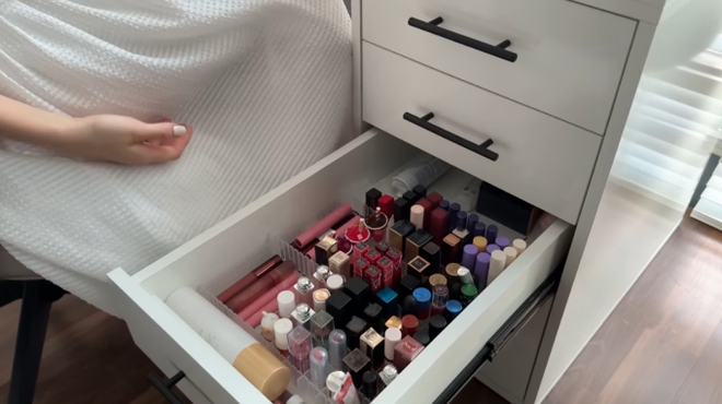 Thay vì đặt bàn trang điểm riêng, Phương Nga khéo léo tận dụng tủ liền bàn làm việc để cất giữ mỹ phẩm và đồ makeup, vừa tiết kiệm diện tích vừa đảm bảo công năng. 