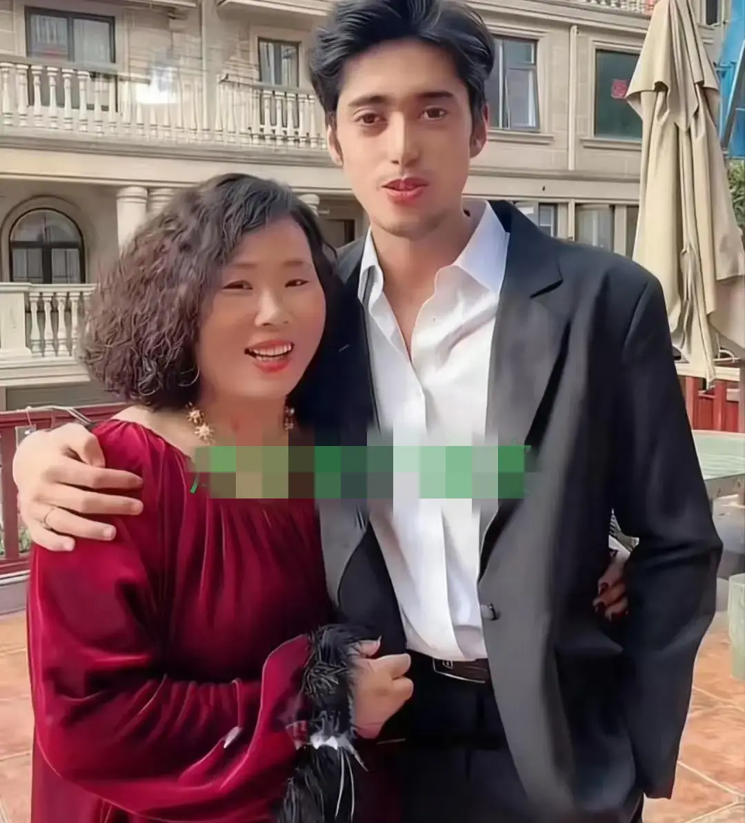 Chàng tiếp viên 26 tuổi cưới nữ đại gia 50 tuổi, khoe tình cảm quá “nóng mắt” khiến cư dân mạng sục sôi - 1