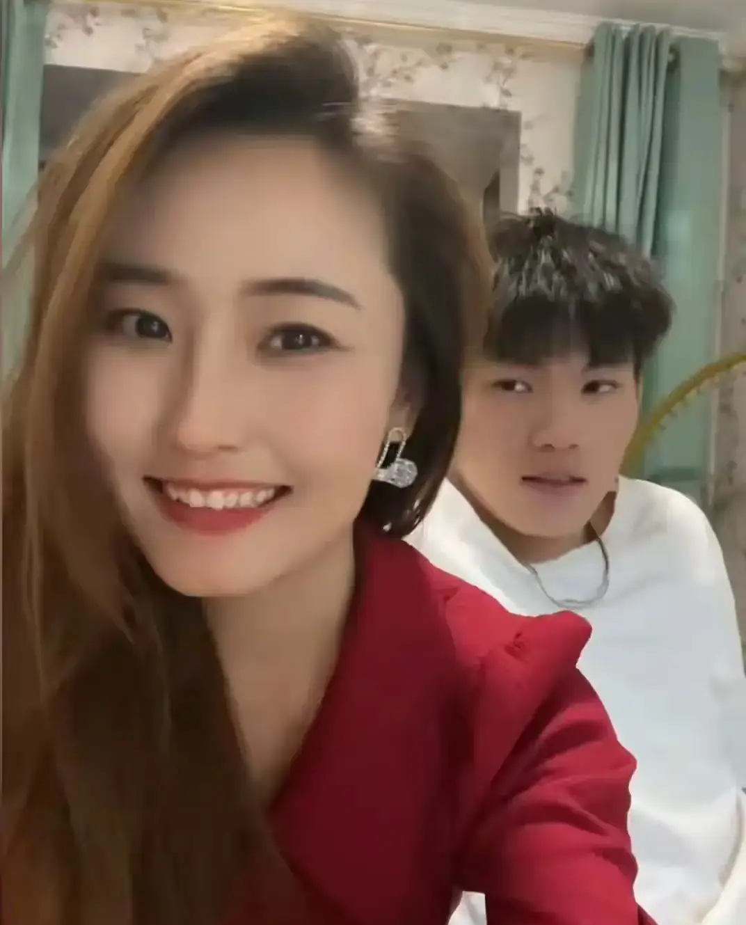 Chàng trai 2k3 cưới người bằng tuổi mẹ bất chấp gia đình ngăn cấm, cách xưng hô với vợ rất lạ - 2