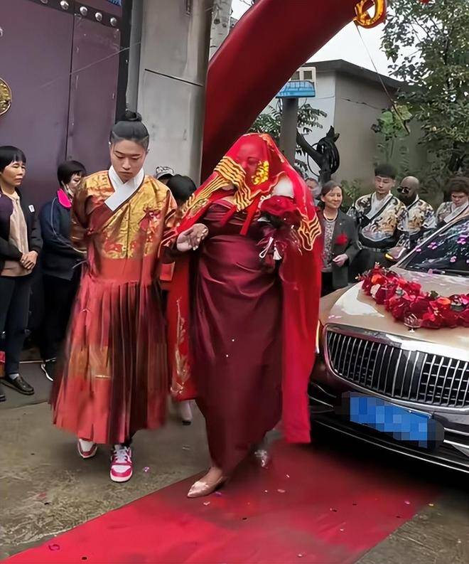 Nữ đại gia Châu Phi mang hồi môn khủng cưới chồng kém 20 tuổi, biểu cảm của bố mẹ chồng gây chú ý - 2