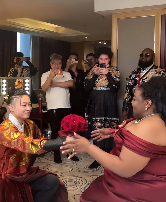 Nữ đại gia Châu Phi mang hồi môn khủng cưới chồng kém 20 tuổi, biểu cảm của bố mẹ chồng gây chú ý - 6