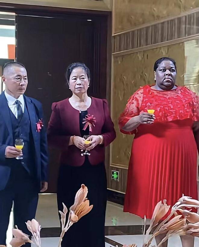 Nữ đại gia Châu Phi mang hồi môn khủng cưới chồng kém 20 tuổi, biểu cảm của bố mẹ chồng gây chú ý - 7