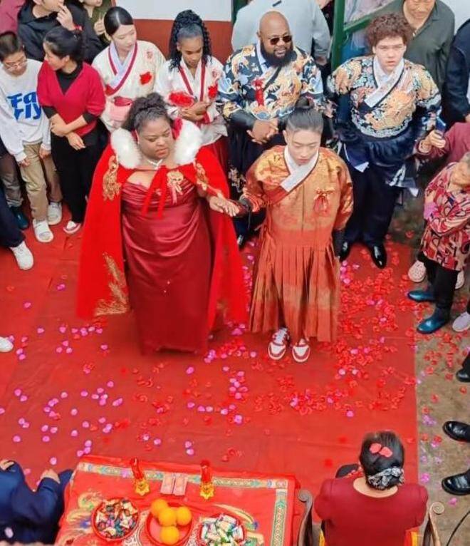 Nữ đại gia Châu Phi mang hồi môn khủng cưới chồng kém 20 tuổi, biểu cảm của bố mẹ chồng gây chú ý - 3