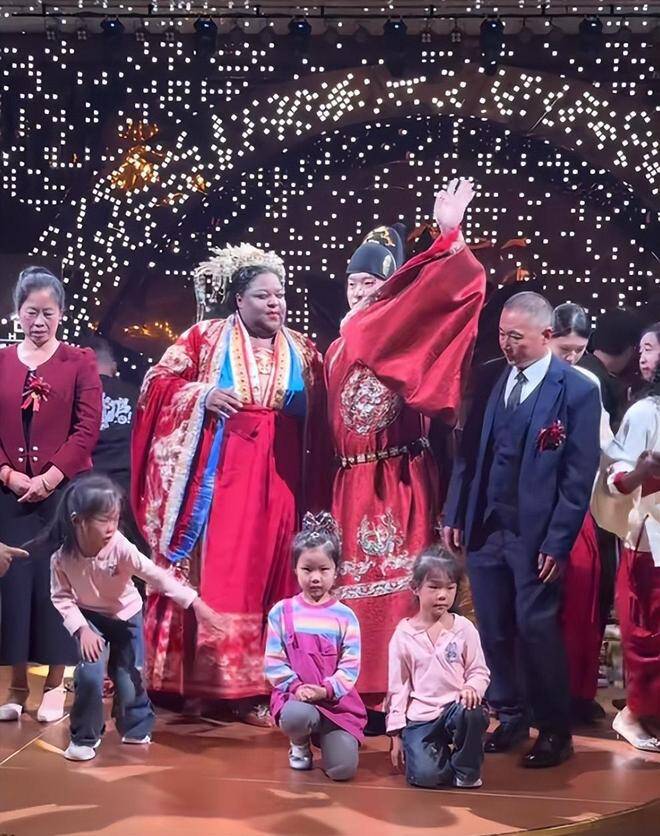 Nữ đại gia Châu Phi mang hồi môn khủng cưới chồng kém 20 tuổi, biểu cảm của bố mẹ chồng gây chú ý - 5