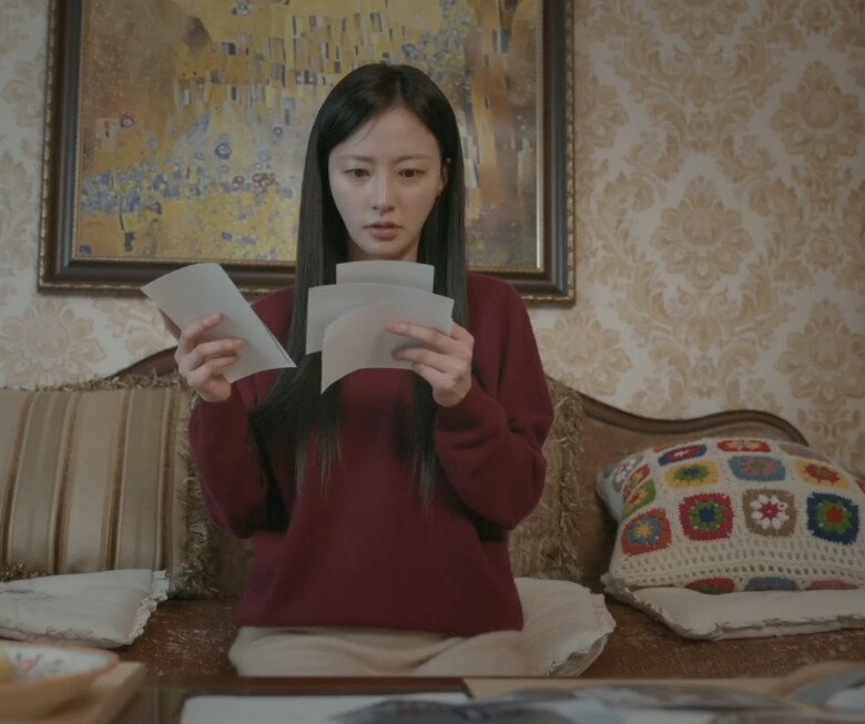 Nhìn thiệp cưới mà tôi cười ra nước mắt. (Ảnh minh họa)