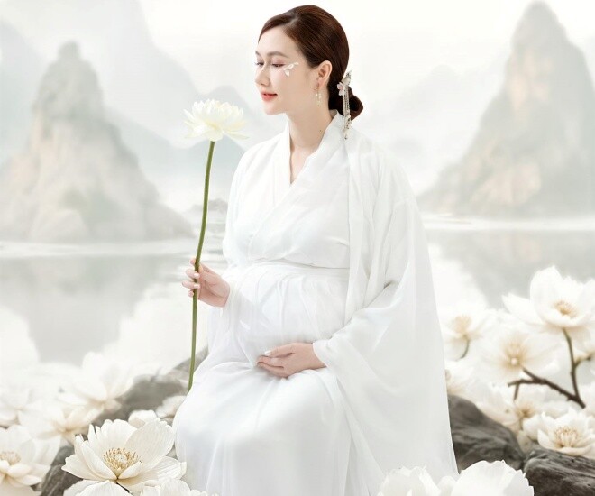 Bức ảnh bầu mới được diễn viên Hương Giang đăng tải.