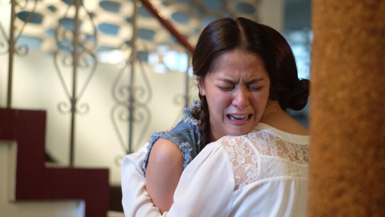 Tôi chạy về nhà, sà vào lòng mẹ mà khóc. (Ảnh minh họa)