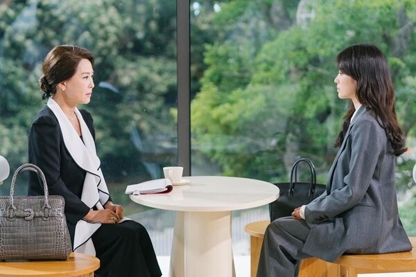 Trước khi đi công tác, vợ sếp đã gặp tôi và nhờ giúp đỡ. (Ảnh minh họa)