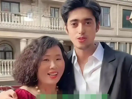 Chàng tiếp viên 26 tuổi cưới nữ đại gia 50 tuổi, khoe tình cảm quá “nóng mắt” khiến cư dân mạng sục sôi