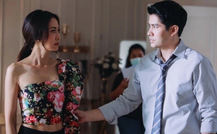 Tôi còn trách anh ngày sinh nhật vợ tặng mỗi bó hoa chán quá. (Ảnh minh họa)