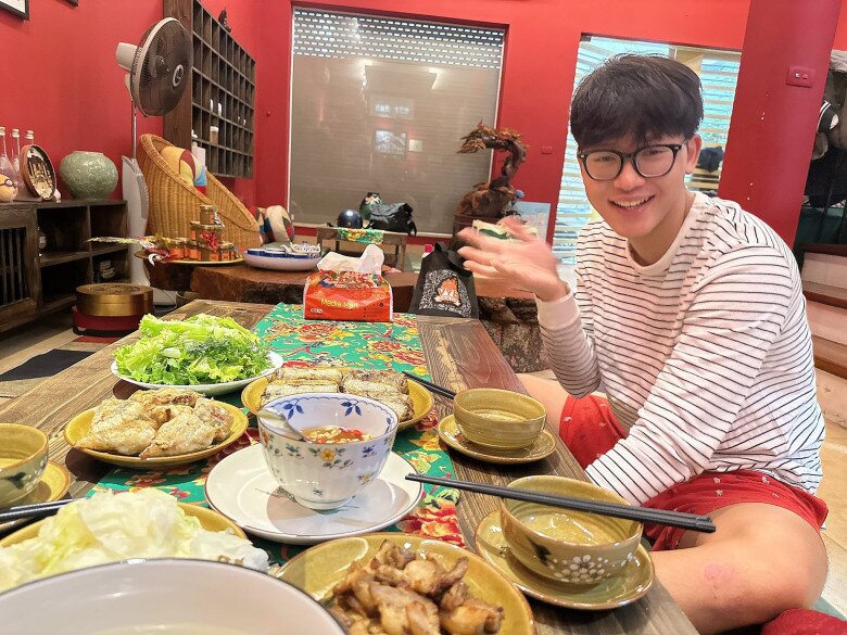 Bên cạnh phòng khách là bàn ăn, nơi gia đình cô sum vầy bên mâm cơm.