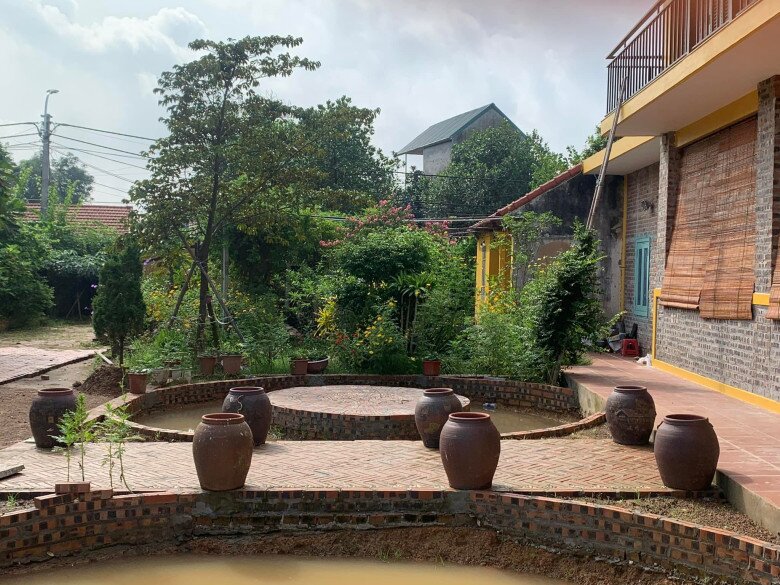 Hai bên lối vào nhà, nữ diễn viên làm hai cái hồ. Chẳng am hiểu về kiến trúc, mình cứ bảo thợ làm theo hình dung của mình thôi, cô chia sẻ. 