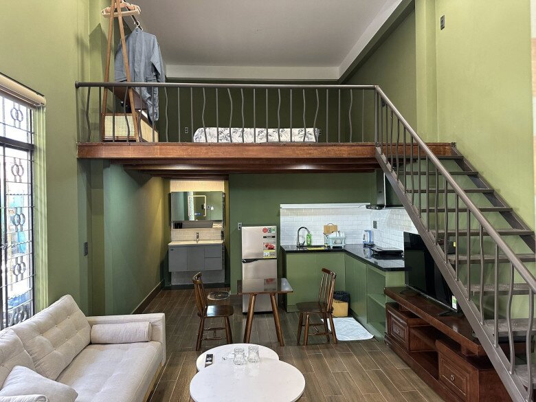 Căn nhà mới tậu của Đinh Thúy Hà ở Đà Nẵng với tông màu xanh nhạt dịu dàng kết hợp với đồ nội thất gỗ khiến không gian thêm ấm cúng. 