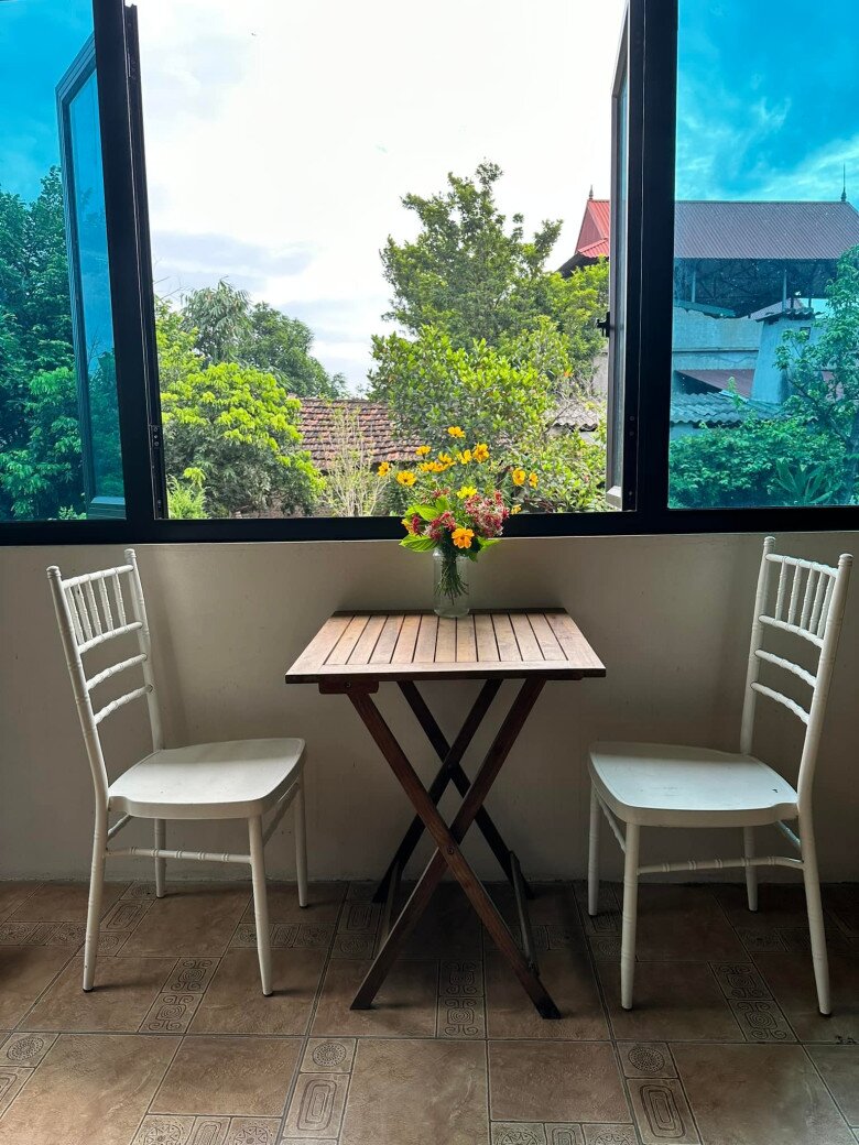 Một góc cực chill trong cơ ngơi của Thúy Hà. Ngồi ở đây có thể phóng thẳng tầm mắt ra ngắm vườn cây.