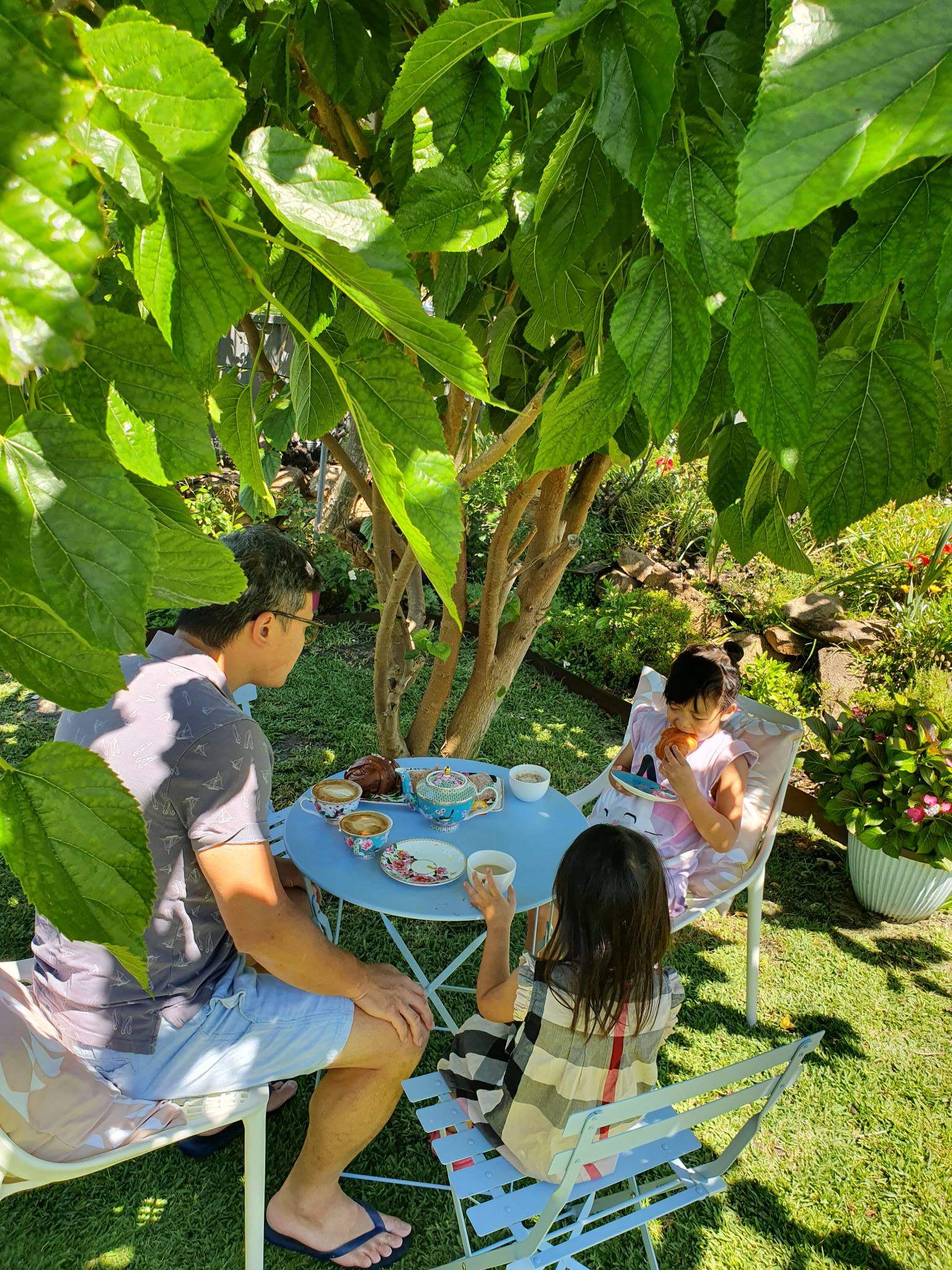 Gia đình chị Hải An cắm trại ngay trong vườn.