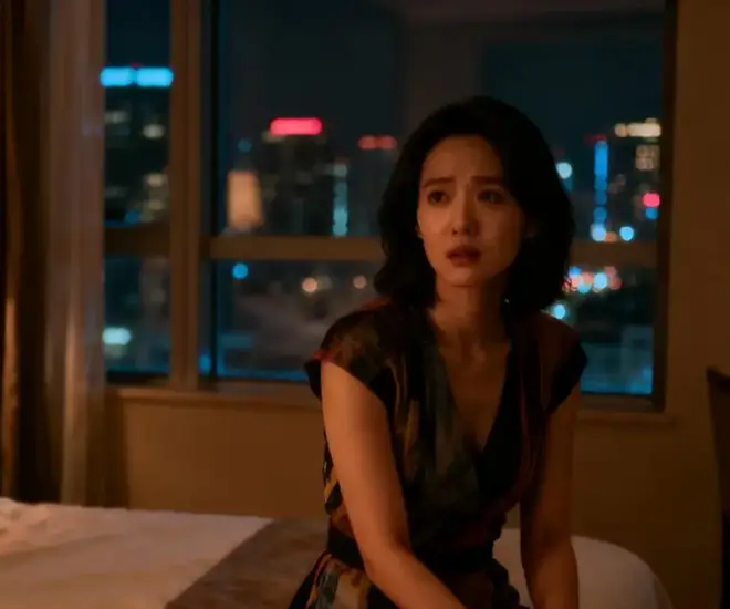 Đêm đó, tôi đứng trước gương gần một tiếng đồng hồ, chỉnh từng sợi tóc. (Ảnh minh họa)