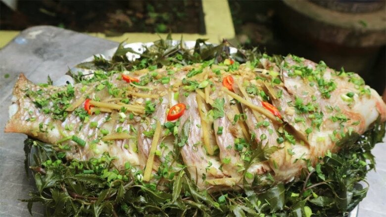 Cá kho lá đinh lăng.