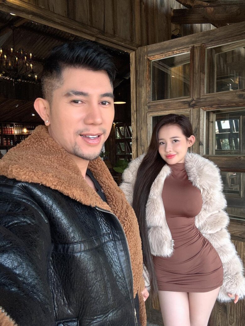 Video: Công an khám nhà Ngân 98, thu giữ két sắt chứa 80 sổ đỏ và nhiều tài sản giá trị