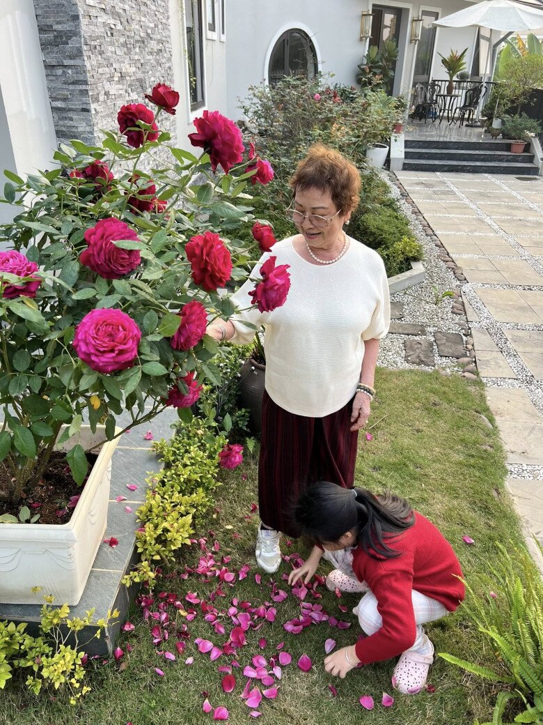 Không chỉ hoa, bé Gà còn nâng niu nhặt từng cánh hoa rơi trên nền cỏ.