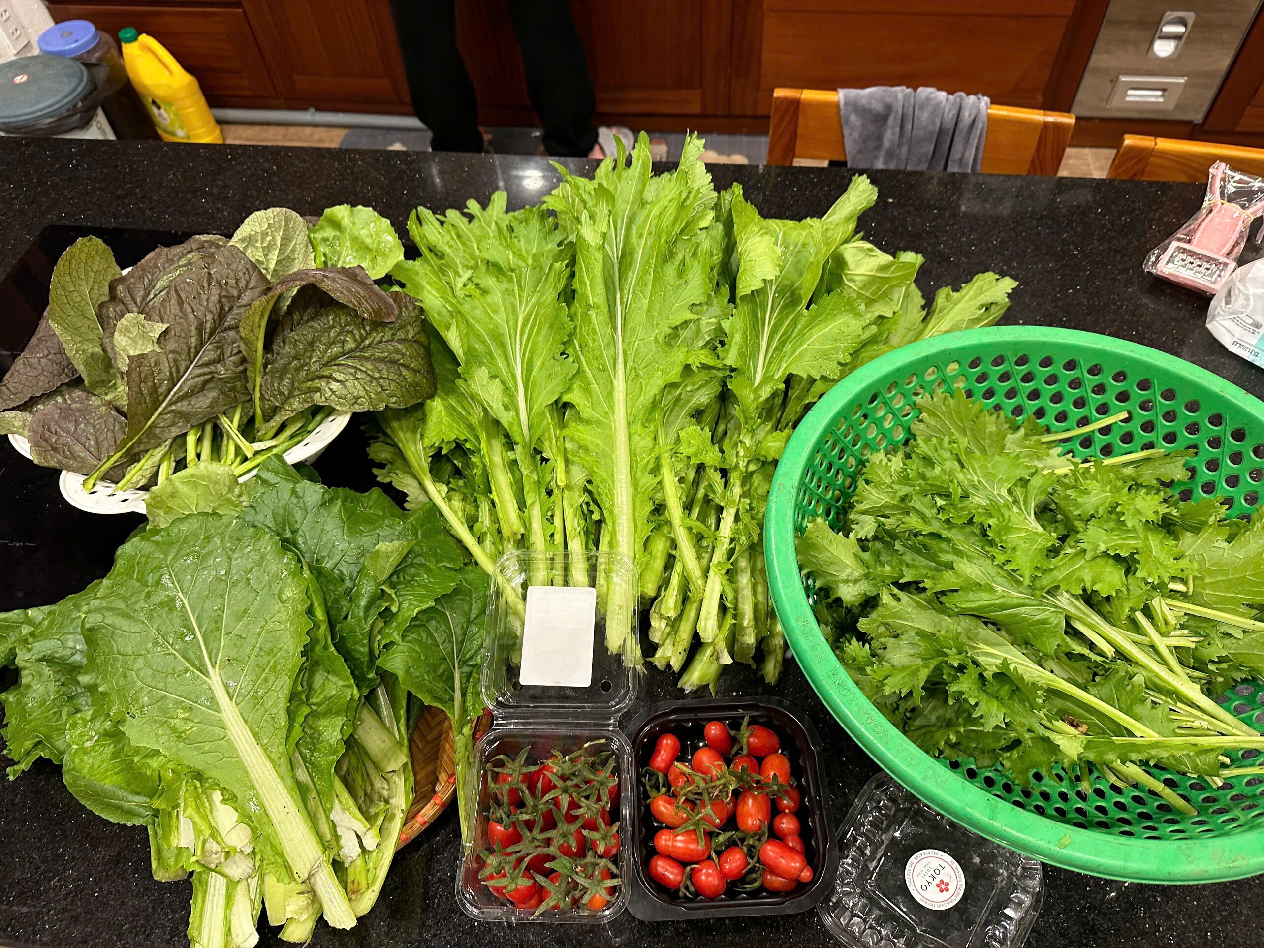 Mẹ đảm Hưng Yên mạnh tay chi 70 triệu làm vườn trên sân thượng: Rau xanh ngập lối, quả đủ loại đủ màu - 14