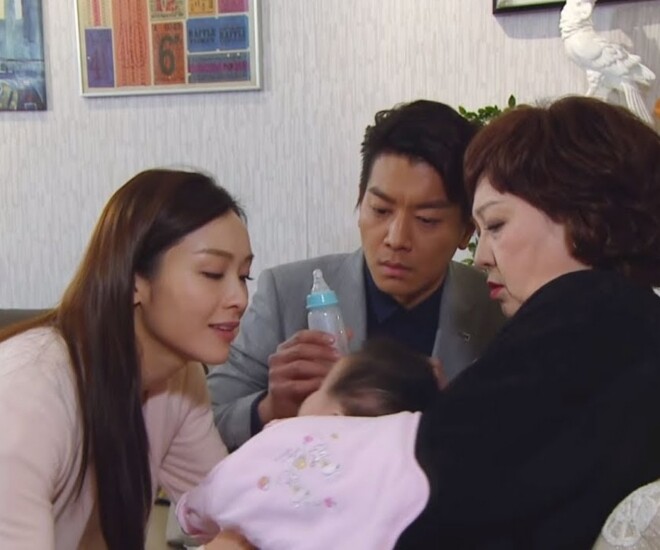 Tôi đã nhờ mẹ đến chăm con giúp. (Ảnh minh họa)