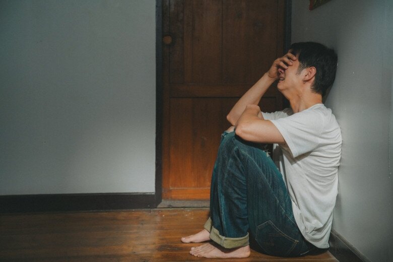 Tôi sững người, tim như bị bóp nghẹt khi nghe tiếng động trong nhà. (Ảnh minh họa)